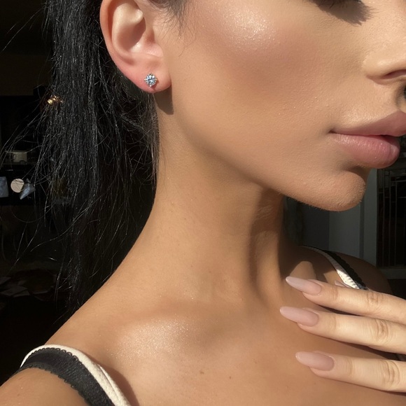 Diamond stud earrings - Picture 5 of 5